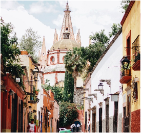 Église colorée au Mexique.