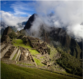 Site du Machu Pichu sortant des nuages au Pérou.